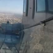 Uutisvideot: Pilvenpiirtäjän huipulle avautui lasinen liukumäki Los Angelesissa