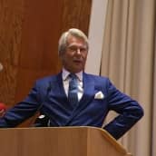 Uutisvideot: Björn Wahlroos kannattaa perustuloa ja ihmettelee yleissitovuutta