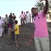 Uutisvideot: Intiassa, Rajasthanissa pytonkäärme iski selfien ottajaan.