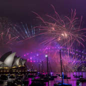 Näin vuosi vaihtui Aucklandissa, Sydneyssä, Hongkongissa ja Bangkokissa – katso ilotulitukset