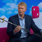Olympiavoittaja Tapio Korjus esitteli Puoli seitsemän -ohjelmassa suksisauvan, joka vaikutti siihen, ettei palo urheilla ole sammunut koskaan
