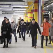 Matkustajia Matinkylän bussiterminaalissa Espoossa.