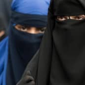 Niqabiin pukeutuneita naisia Saksassa.