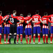 Atletico Madridin pelaajat hiljaisessa hetkessä Eneiqu Castron muistoksi.