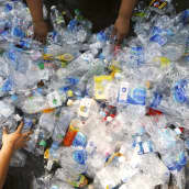 Muovijätettä lajitellaan Thaimaassa.
