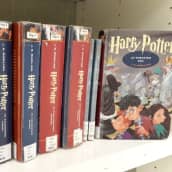 Harry Potter -kirjoja Seinäjoen kaupunginkirjaston hyllyssä.