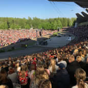 Tuhansia ihmisiä laulamassa Joensuun Laulurinteellä Suomen suven avauksessa kesäkuussa 2018.