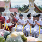Thaimaan luolasta pelastetut 11 poikaa osallistuivat tiistaina kotikaupunkinsa temppelissä seremoniaan, jossa heistä tehdään munkkinoviiseja.