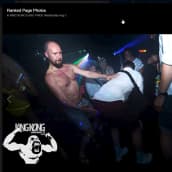 Ruutukaappaus tukholmalaisen homoklubin Facebook-sivuilta. Kuvassa Touko Aalto näyttää läiskivän kumartunutta ihmistä takapuolelle.