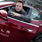 Elon Musk poseerasi Teslan kanssa Amsterdamissa vuonna 2014.