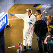 Poliisin tutkijoita lähellä puukotuspaikkaa Amsterdamin päärautatieasemalla 31. elokuuta.