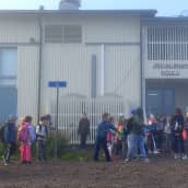 Lapset odottavat suljetun koulun pihalla bussikyytiä Tönnön ja Myllylän kouluihin.