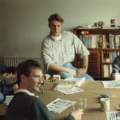 Espoolainen peliporukka vuonna 1991 pelaamassa Warhammer Fantasy Roleplaytä