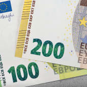 100 ja 200 euron setelit.