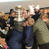 Johanneksen koulun 4 A pääsi katsomaan Stanley Cup -pokaalia.