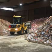 Kotkalaisella Agro Recycling -kierrätyslaitoksella pilkotaan ja kuivataan leipomoista tuotavaa leipäjätettä.