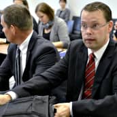 Nuorisosäätiön asiamies Aki Haaro (keskellä) Nuorisosäätiön rikosjutun pääkäsittelyn alkamispäivänä Helsingin käräjäoikeudessa 11. syyskuuta 2012.