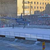 Helikopteri laskeutuu Lahden torille luistinradalle.