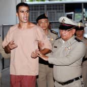 Vartijat saattoivat maanantaina jalkapalloilija Hakeem Al-Araibi Bangkokilaisen oikeusistuimen eteen.