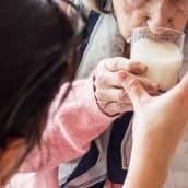 vanhukselle juotetaan maitoa