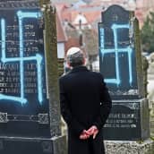 Juutalaisten hautausmalla on hautakiviin töhritty hakaristejä.