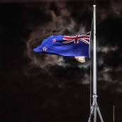 Uuden Seelannin lippu heiluu puolitangoss.