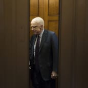 Senaattori John McCain poistui senaatista äänestettyään nurin terveydenhuoltouudistuksen kaatamista koskevan esityksen kesällä 2017. McCain kuoli seuraavan vuoden elokuussa. 