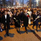 Hiljainen marssi Utrechtin uhrien muistoksi.