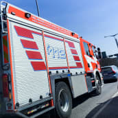 Helsingin kaupungin pelastuslaitoksen paloauto liikennevaloissa.