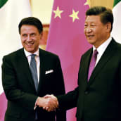Italian pääministeri Giuseppe Conte ja Kiinan presidentti Xi Jinping kättelivät Pekingissä lauantaina. Italia on mukana Kiinan Yksi tie, Yksi vyöhyke -hankkeessa.