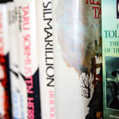 Tolkienin kirjoja kirjahyllyssä.