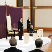 Naruhito kruunataan keisariksi Tokion keisarillisessa palatsissa.