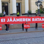 Saamelaisnuorten mielenosoitus Jäämerenrataa vastaan Helsingin Säätytalolla 22. toukokuuta 2019.