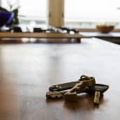 asunnon avaimet pöydällä