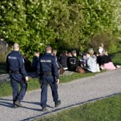 Poliisi valvoo nuorison illanviettoa Helsingin Kaivopuistossa.