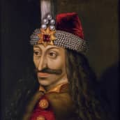 Muotokuva Herttua Vlad III:sta punaisissa samettivaatteissa ja koristeellisessa päähineessä. 
