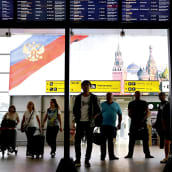 Matkustajia Šeremetjevon kansainvälisen lentoaseman D-terminaalissa.