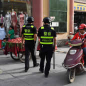 Poliisipartio Kashgarissa Xinjiangin alueella.