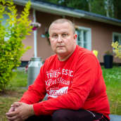Kiuruvesiläinen Jari Nykkänen istuu talonsa edessä.