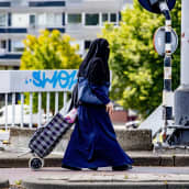 Naaman osittain peittävään nikabiin pukeutunut musliminainen Rotterdamissa, Hollannissa.