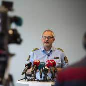 Tapauksen tutkija Tommy Broedske tiedotustilaisuudessa Oslossa 6 elokuuta. 