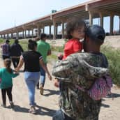 Meksiko on kiristänyt rajavalvontaansa. Nyt monen Keski-Amerikasta Yhdysvaltoihin suuntaavan siirtolaisen matka katkeaa ennen pääsyä Yhdysvaltain rajalle. Kuvan siirtolaiset saapuivat heinäkuussa Ciudad Juarezin kaupunkiin Meksikossa.
