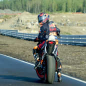 Mika Kallio valmiina kiertämään radan moottoripyörällä