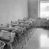 Sofianlehdonkatu 5. Vastasyntyneiden vauvojen sänkyjen rivistö Kätilöopiston sairaalan lastenhuoneessa.