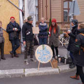 Pietarsaaressa kokoontui pieni joukko ihmisiä ilmaston puolesta. 