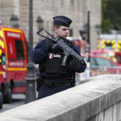 Poliisit partioivat lähellä pääpoliisiasemaa Pariisissa 3. syyskuuta.