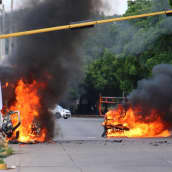 Autot paloivat Culiacánissa torstaina 17. lokakuuta aseistautuneiden miesten riehuttua kaduilla Sinaloassa Meksikossa.