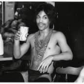 Prince siemailee appelsiinimehua Dirty Mind -kiertueen keikan takahuoneessa vuonna 1981.