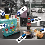 Tuotteita liukuhihnalla. Helsingissä halvempia kuin Tallinnassa ovat: D-vitamiini -21%, ibumax särkylääke -2% ja Pampers vaipat -30%. Tallinnassa halvempia ovat puolen litran coca cola pullo -59%, porkkanat -61% ja kanafile -52%.