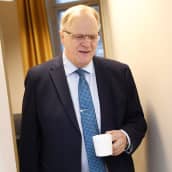 SAK:n entinen puheenjohtaja ja ex-ministeri Lauri Ihalainen haki kokoustauolla kahvia valtakunnansovittelijan toimistolla lauantaina 23. marraskuuta.